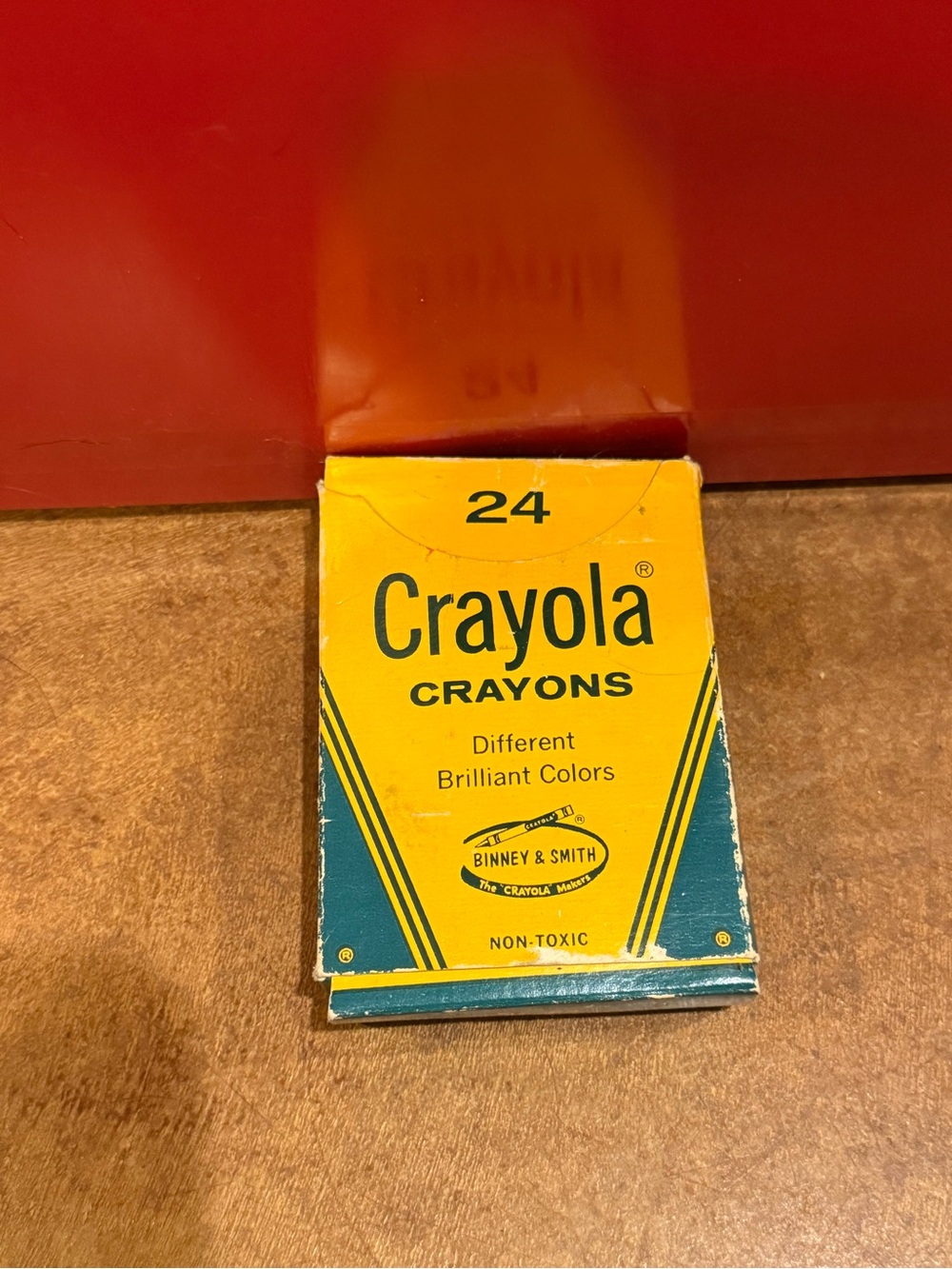 Vintage 70s/80s CRAYOLA Colors Crayons 24 Box NOS Retired Colors